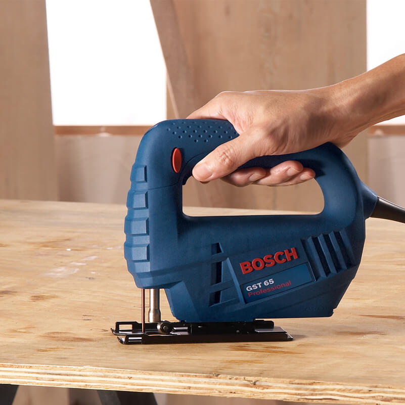 Cắt Đường Cong Hoàn Hảo: Khám Phá Sức Mạnh Linh Hoạt của Máy Cưa Lọng Bosch GST 65E!