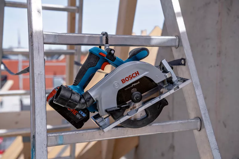 Cắt Gỗ Chuẩn Xác, Không Giới Hạn: Tại Sao MÁY CƯA ĐĨA DÙNG PIN BOSCH GKS 18V-57 Là Công Cụ Chuyên Nghiệp Bạn Cần?