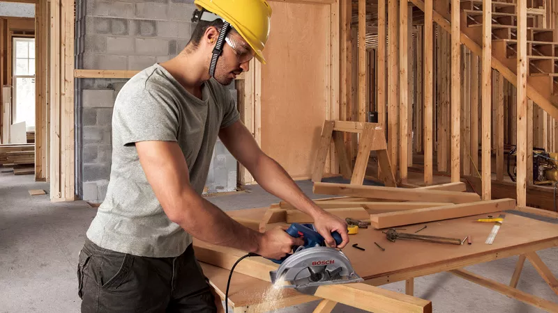 Chính Xác Đến Từng Milimet: Tại Sao Máy Cưa Đĩa Cầm Tay GKS 140 Là Lựa Chọn Hoàn Hảo Cho Mọi Dự Án Gỗ?