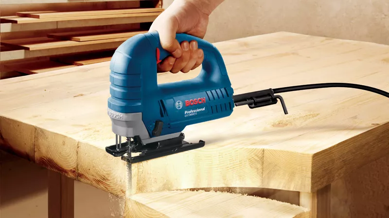 Đẳng Cấp Cắt Lọng: Khám Phá Sức Mạnh Chuyên Nghiệp của Máy Cưa Lọng Bosch GST 8000E – Hiệu Suất Không Giới Hạn!
