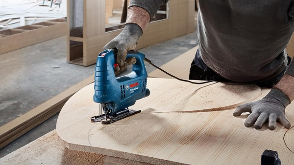 Nâng Tầm Công Việc Cắt Lọng: Khám Phá Sức Mạnh Vượt Trội của Máy Cưa Lọng Bosch GST 680 500W!