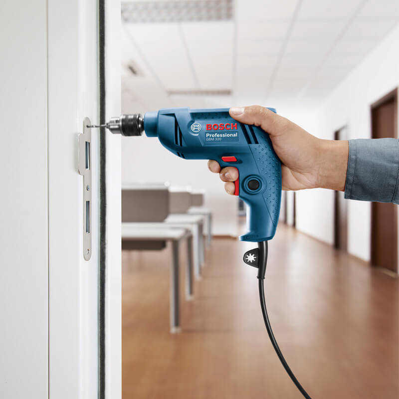 Sức Mạnh Nhỏ Gọn: Máy Khoan Bosch GBM 320 – Đừng Đánh Giá Thấp Sức Mạnh Của Vị Thợ Thủ Công Này!