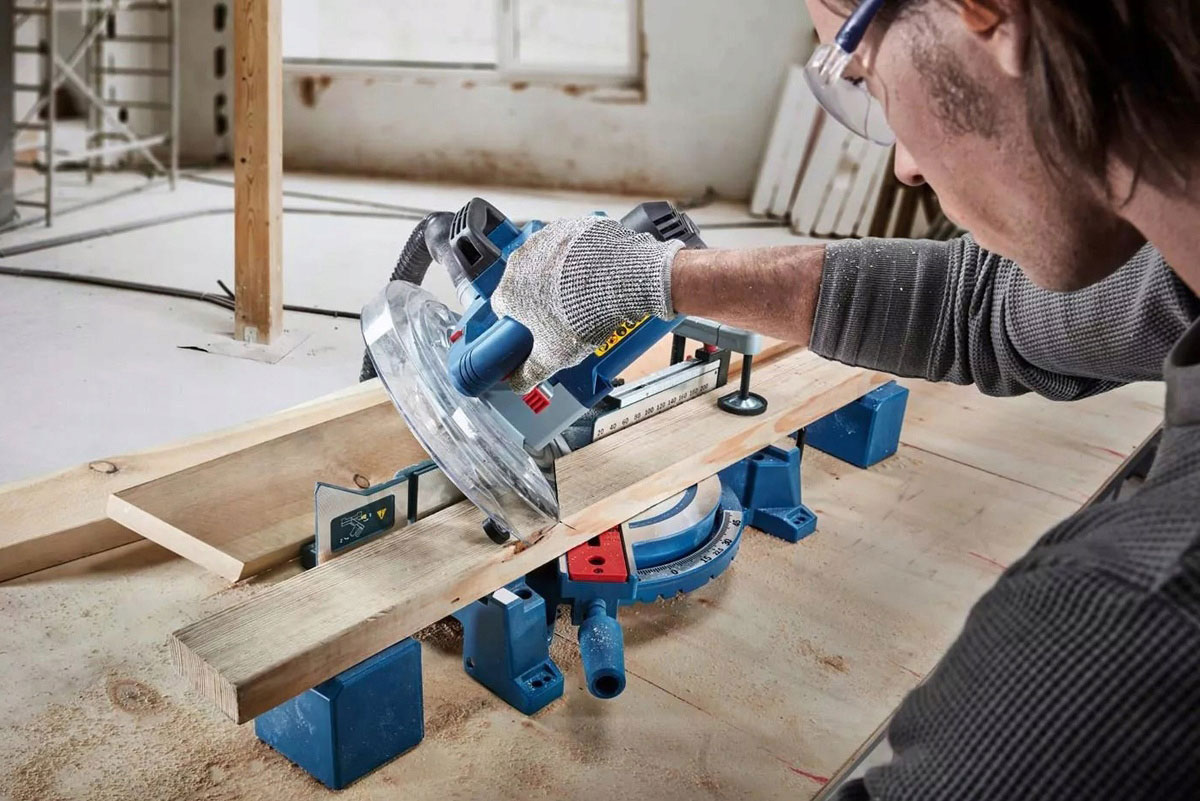 Tối Ưu Từng Đường Cắt Góc: Tại Sao Máy Cưa Đa Góc Để Bàn Bosch GCM 254 Là Trợ Thủ Đắc Lực Cho Mọi Thợ Mộc?
