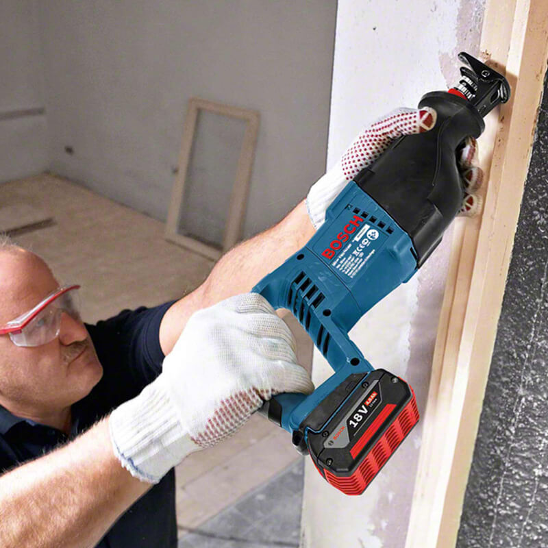 Tự Do Cắt Gọt Mọi Vật Liệu: Khám Phá Máy Cưa Kiếm Dùng Pin Bosch GSA 18V-LI (SOLO) – Sức Mạnh Di Động Đỉnh Cao!