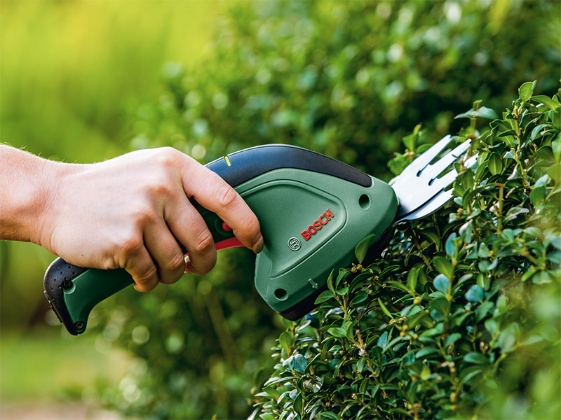 Vườn Xanh Đẹp Mắt: Khám Phá Máy Cắt Cỏ, Tỉa Hàng Rào Dùng Pin Bosch EasyShear – Vẻ Đẹp Trong Tầm Tay!