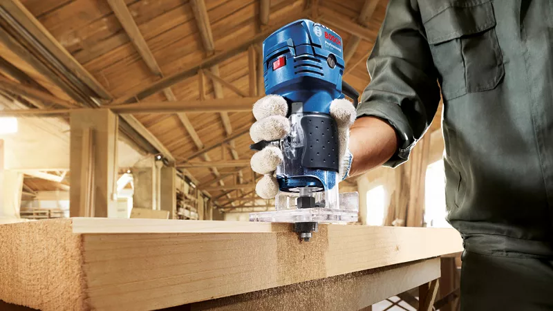 Máy Phay Bosch GKF 550: Nhỏ Gọn Mạnh Mẽ – Kiến Tạo Đường Nét Hoàn Hảo Cho Từng Chi Tiết Gỗ!